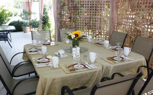 LakeBreeze Niagara Bed & Breakfast