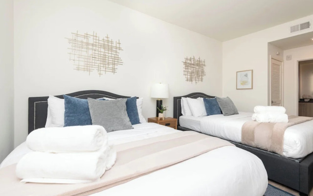 Hollywood Apartment Near Walk of Fame