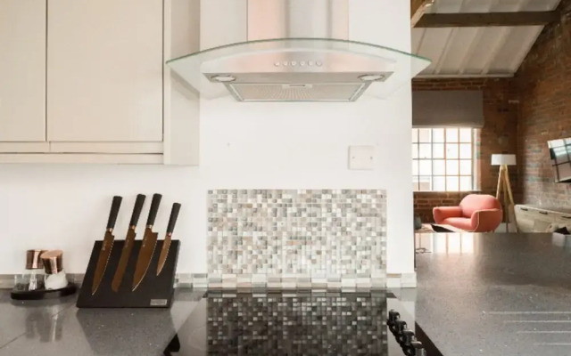 The Warehouse Loft - Trendy Converted Warehouse 3bdr