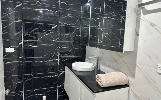 Cheerful 4 Bedroom with free Parking