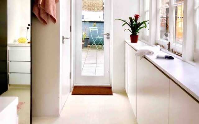 Sunny Boutique Apartment With Private Roof Terrace