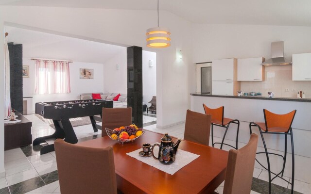 Nice Home in Split With Sauna, Wifi and 7 Bedrooms