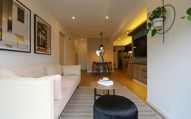 w Elegant 2BR w Balcony Near Larcomar