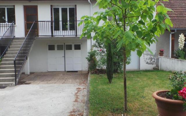 Gîte Creuzier-le-Neuf, 4 pièces, 6 personnes - FR-1-489-76