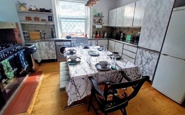 Hebden Bridge - House - Sleeps 8 - Pet Friendly