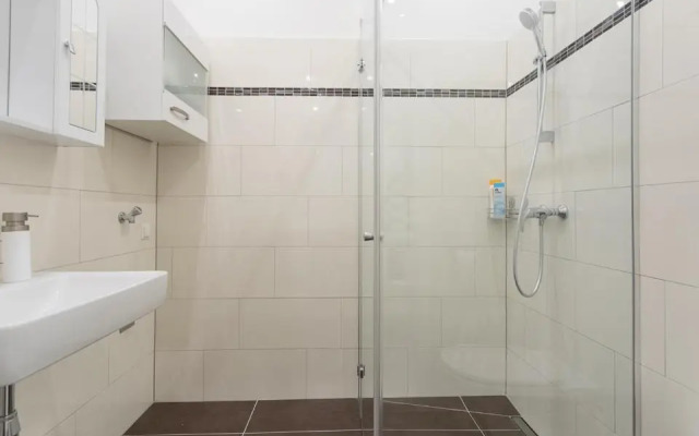 Bright Red Heart Apartment in Leopoldstadt