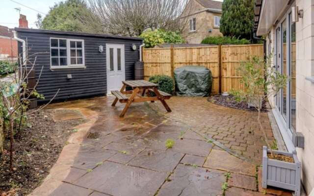 3 Bedroom House With Parking In Bath