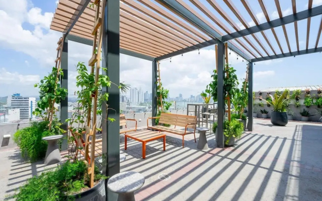 w Exceptional 1BR With Balcony in Casco View