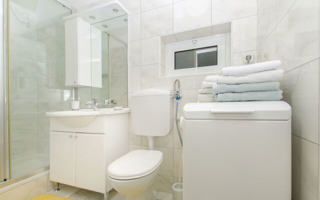 Apartments And Rooms Vojmir