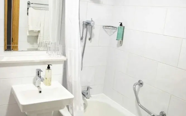 The Valley Hotel & Carriage Gardens