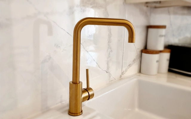 Vibrant Spacious Apartment In West End