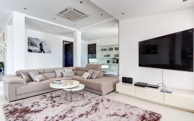 Goldeneye Luxury 6 Bedroom Villa With Infinity P