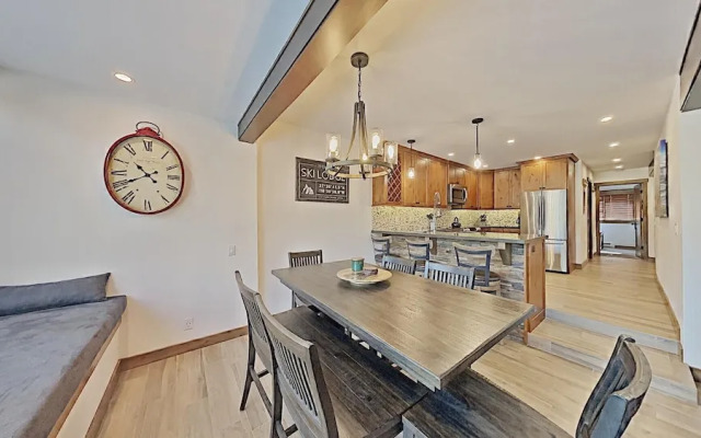 Deluxe Slopeside Home Just STEPS to Mammoth Mountain Slopes and Village Gondola - 3 Spas, Sauna and Pool by RedAwning