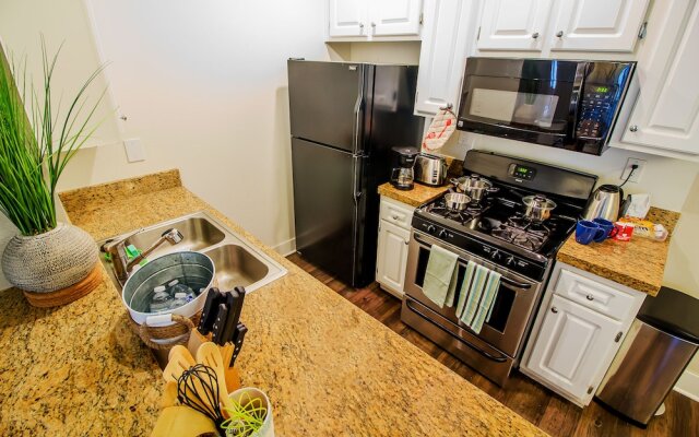 Prime Location Luxury Westwood Apt 111