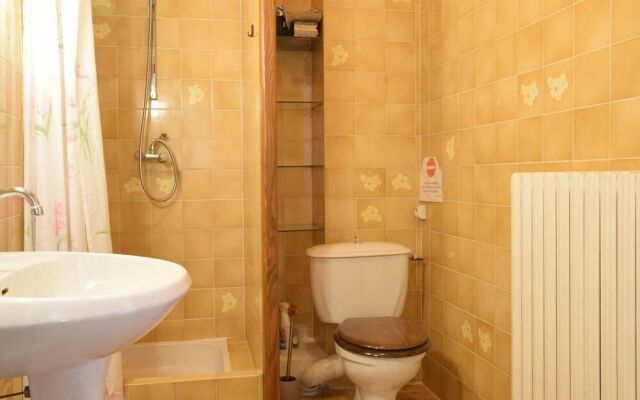 Cozy Holiday Home in La Souche by Le Lignon River