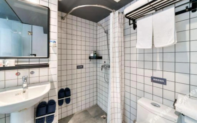 Jianwei Space Art Hotel (Shanghai Lujiabang Road Subway Station Branch)