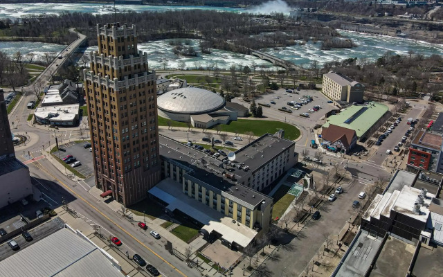 Quality Hotel & Suites At The Falls