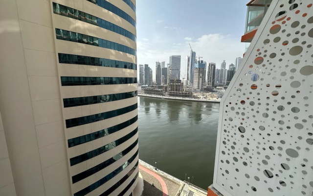 Master Piece - Elegant Studio With Canal View in Business Bay
