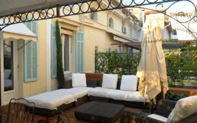 Luxury three Bed apartment in Cannes just a couple of minutes walk to the Palais and beaches 669