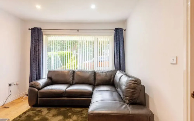 4 bed House - Private Garden - Free Parking