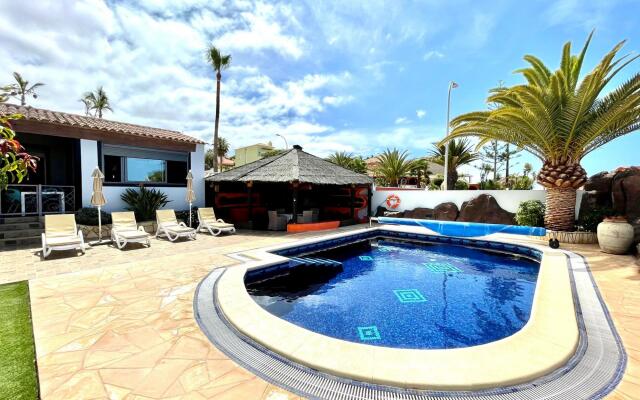 Villa Roja BBQ Piscina Privada en Tenerife Sur