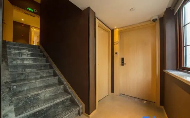 Sushi Boutique Hotel (Huaihai Middle Road Metro Station)