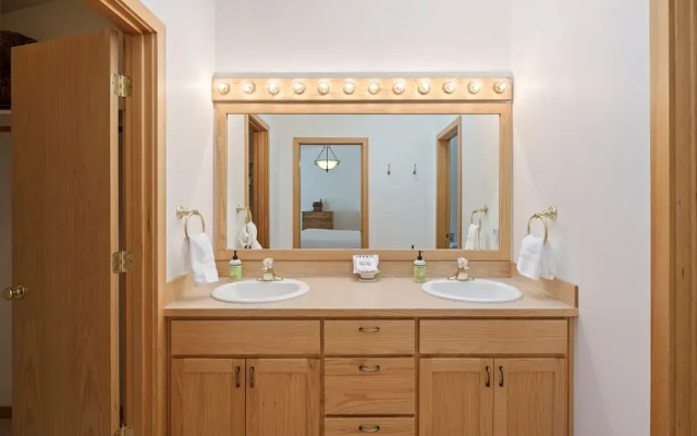 Charming Hot Tub Home Near Sharc