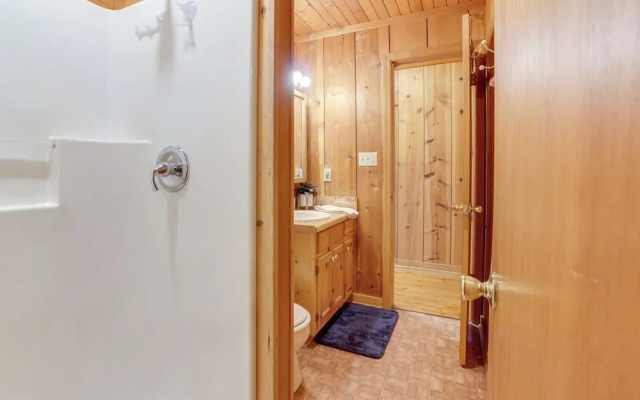 Private Hot Tub & Game Room: Cleveland Getaway