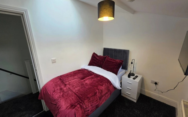 5 Beds, 7 Guests, Private Garden, Free Parking