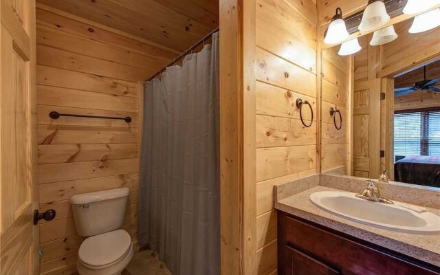 Majestic Manor - Three Bedroom Cabin