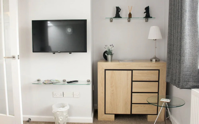 Perrys Impeccable 1-bed Apartment in Poole