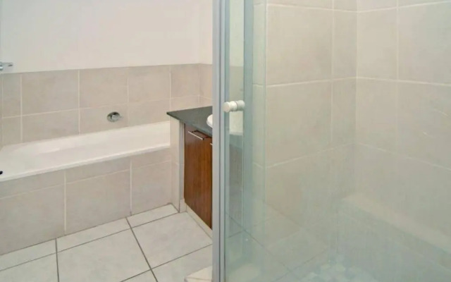 Great 2 bedroom, serviced apartment, views, pool!