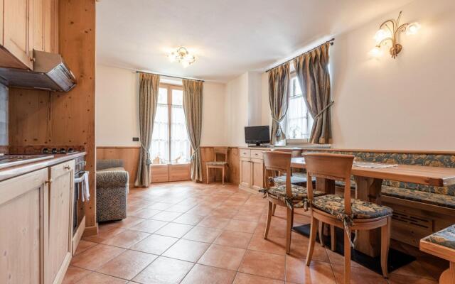 Hilltop apartment in Commezzadura with garden