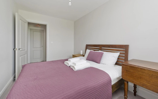Wonderful Family Home With Garden Near Twickenham by Underthedoormat