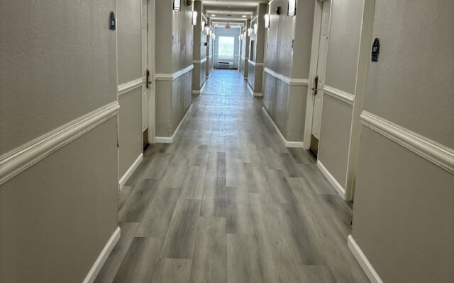 Deluxe 6 Inn & Suites