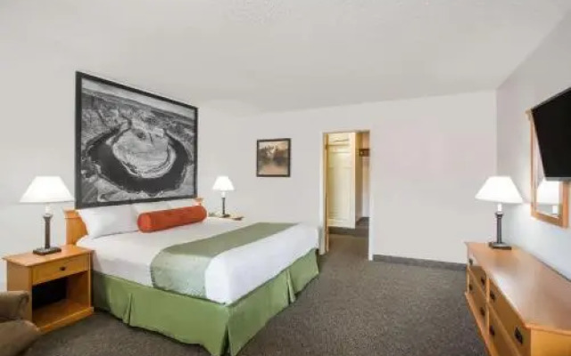 Super 8 Salina/Scenic Hills Area