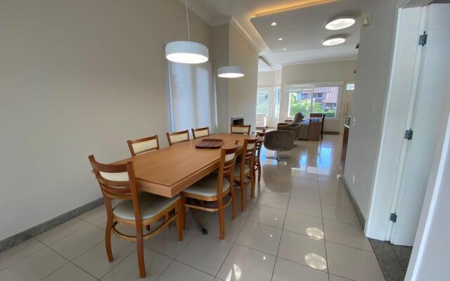 Casa Térrea 3 suítes Piscina Jurere Internacional