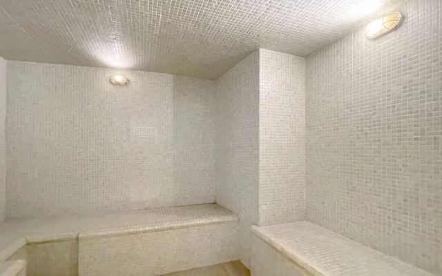 LUX Lavish Suite with Full Marina View 4