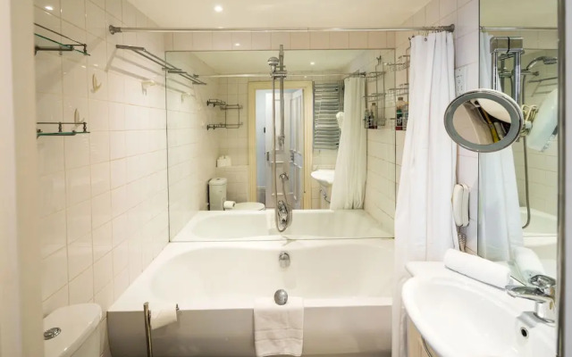 Sleek Simple & Peaceful 1Bd Flat Kensington