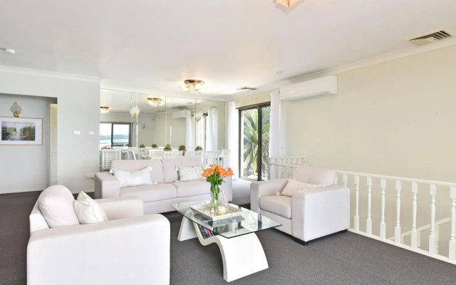 just listed Silverwater Lake Mac Waterfront with Views – Guest Rooms – Morisset