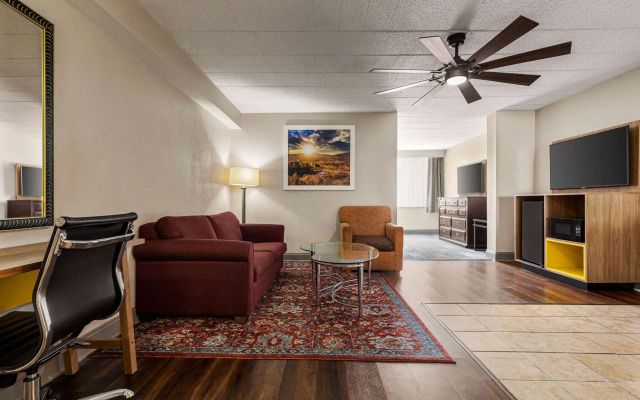 Days Hotel by Wyndham Allentown Airport / Lehigh Valley