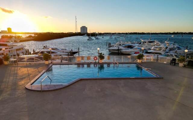 Bayshore Bliss- Cozy Space Pool Views
