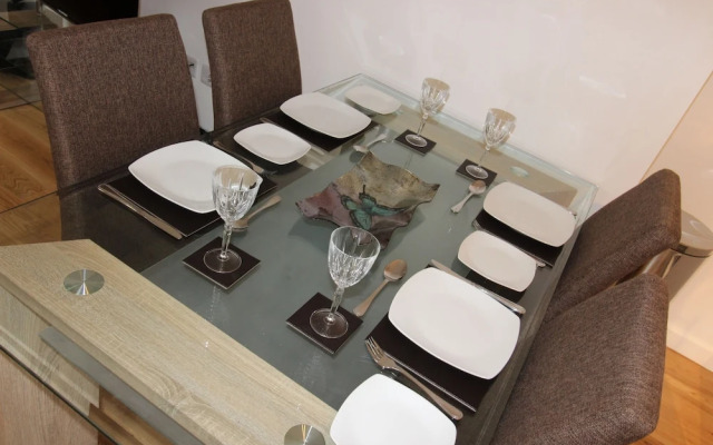 Modern two Bedroom Apartment Ideally Located