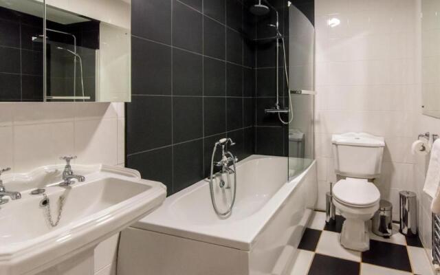 Luxury 2 bedroom Clifton flat with free parking