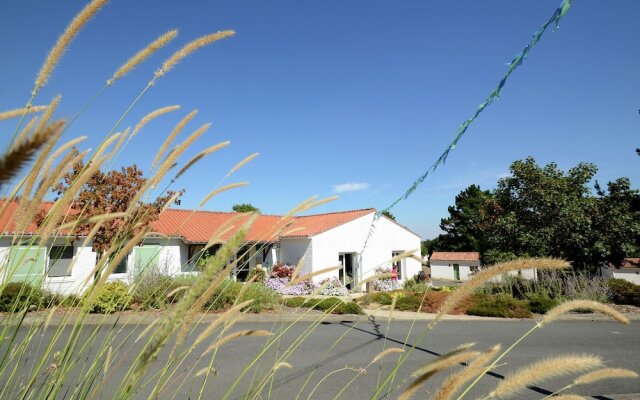 Semi-detached Bungalow With Microwave, in the Great Vendée