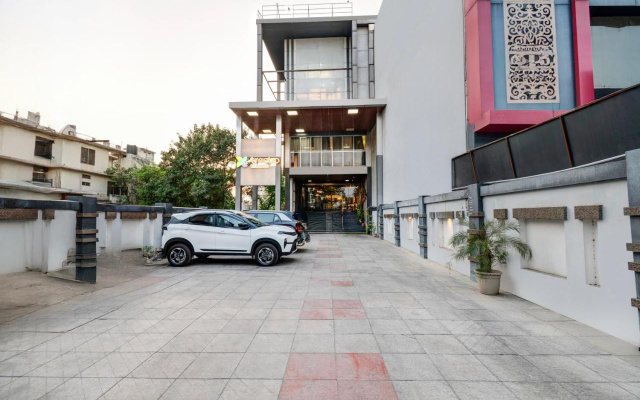 Treebo Riddhi Paradise - 15 mins from Airport