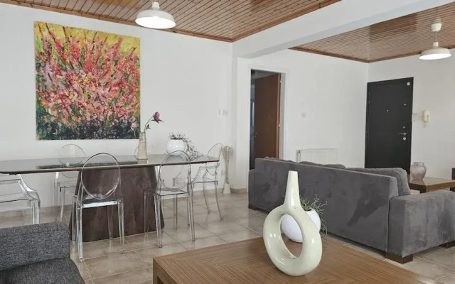 39 EGM - Stay Uptown Apartment