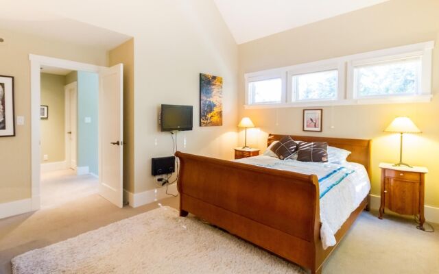 Spacious Town Home With Private Hot Tub