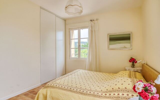 Secluded Holiday Home in Rustrel With Swimming Pool