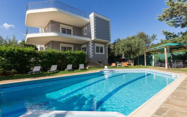 290m² Villa with Pool close to the Airport